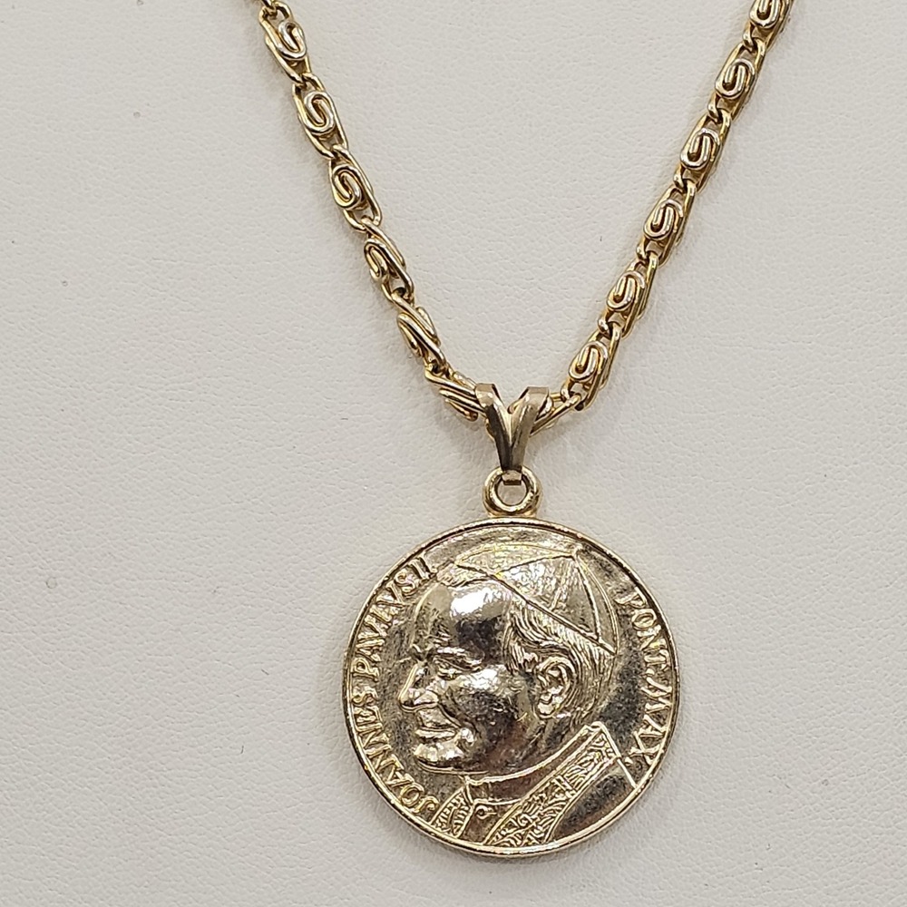 Vintage Pope John Paul II Catholic Czestochowa Modonna Medal Necklace Gold Tone
